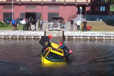 Jak wydostać się z tonącego auta? Ta wiedza może Ci kiedyś uratować życie