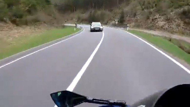 Motocyklista vs pędzące auta na zakręcie. Udało mu się oszukać przeznaczenie