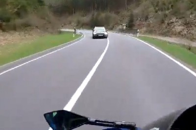 Motocyklista vs pędzące auta na zakręcie. Udało mu się oszukać przeznaczenie