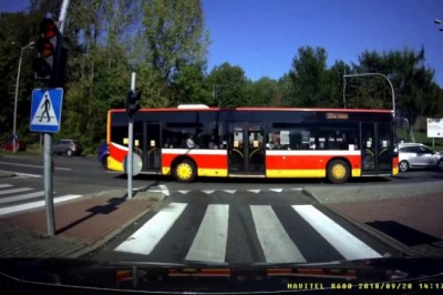 Wjazd kobiety na zielonym świetle w Bielsku-Białej zakończony srogą niespodzianką