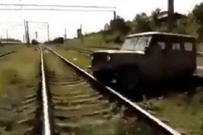 Chciał się popisać i przejechać terenówką przez tory. Skończyło się skasowaniem auta