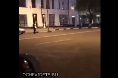 Olał policyjną kontrolę i przejechał obok nich na jednym kole :D