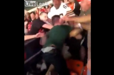 Jak prawidłowo przerwać bójkę dwóch kibiców na stadionie. Niezawodny sposób