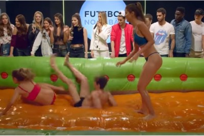 Wojna płci w brazylijskim wydaniu. Czyli faceci kontra dziewczyny grający w piłkę w basenie z oliwką