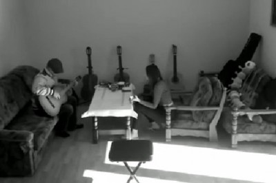 Narwany gość roztrzaskał gitarę podczas lekcji. Wszystko nagrała kamera