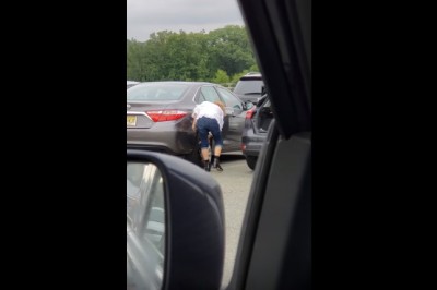 Rozwaliła komuś auto, wyszła ze szmatką, powycierała i uciekła. Mistrzyni parkingu w akcji