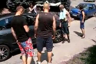 Miała być nietypowa weselna brama, a skończyło się niemal tragedią. Zobacz jak nie zatrzymywać nowożeńców