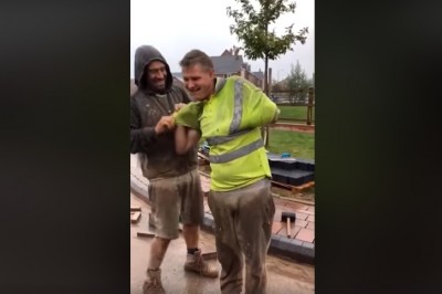 Starzy budowlańcy kontra świeżak w pracy. Czyli sztuczka ze znikającymi rękoma