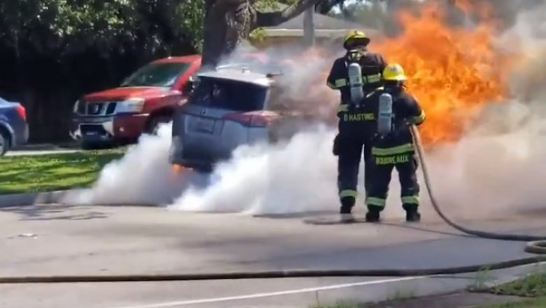 Tak niebezpieczna może być praca strażaka. Auto wybucha podczas gaszenia pożaru