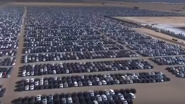 Setki tysięcy Volkswagenów i Audi na złom. Szokujący materiał z kalifornijskiej pustyni