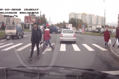 Dostał gazem po oczach za cwaniakowanie na środku drogi. Szybka kara dla kierowcy