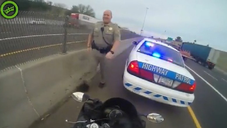 Wyluzowany policjant kontra motocyklista jadący w korku. Myślał, że dostanie mandat