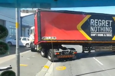 Zdolny kierowca TIRa kontra cała naczepa piwa. Film ściskający niektórych za serce