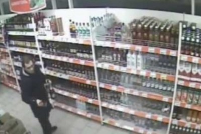 Prawdziwy mistrz w kradzieży wódki daje popis umiejętności w markecie