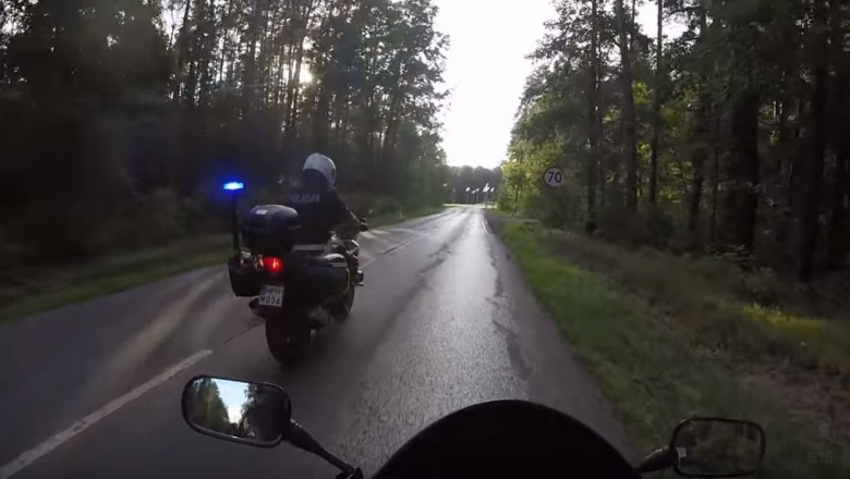 Policjant na motocyklu kontra cwaniak ze schowaną tablicą rejestracyjną