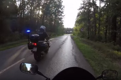 Policjant na motocyklu kontra cwaniak ze schowaną tablicą rejestracyjną