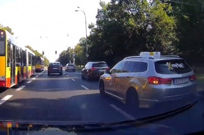 Zabawa w węża warszawskiego taksówkarza. Gdy się spieszysz do klienta