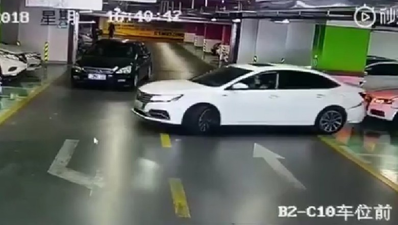 Kiedy kobieta nie ufa czujnikom parkowania to nie może się to dobrze skończyć