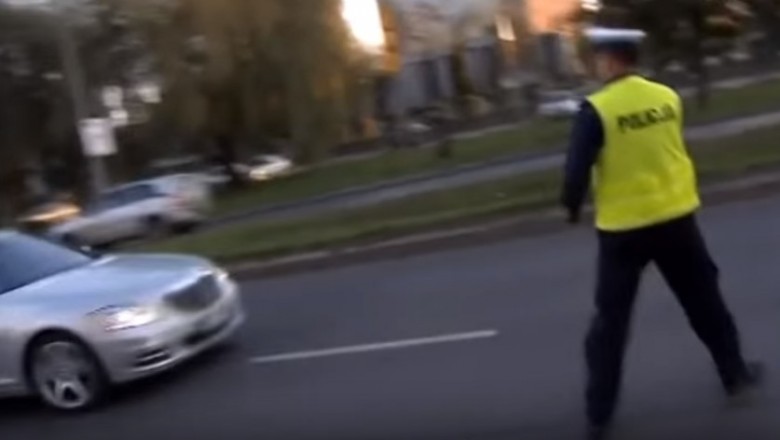 Cwaniak z Mercedesa prawie przejechał policjanta. Konkretna akcja w Krakowie