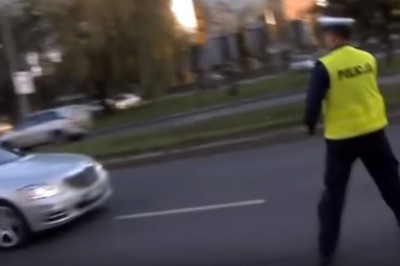 Cwaniak z Mercedesa prawie przejechał policjanta. Konkretna akcja w Krakowie