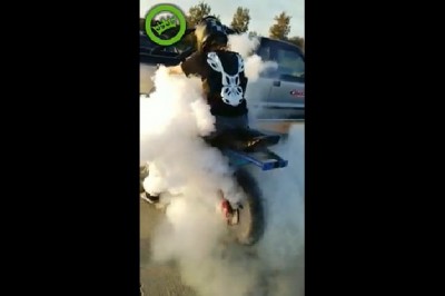 Palenie opony zakończone niespodziewanym wybuchem silnika