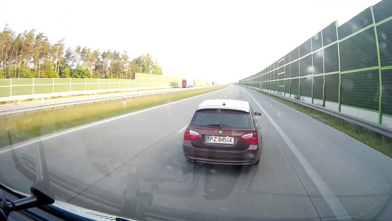 Podrażniony cwaniak w BMW testuje hamulce na autostradzie