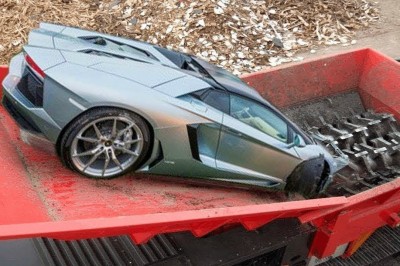 Tak wygląda utylizacja super aut. Nie dla ludzi o słabych nerwach