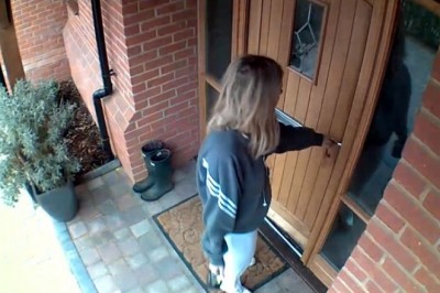 Pies wyprowadza dziewczynę na spacer. To jest dopiero ekspresowa metoda