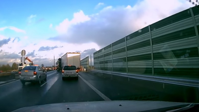 Gość w Vectrze wbija się ze sporą prędkością w ciężarówkę. Wypadek na S7