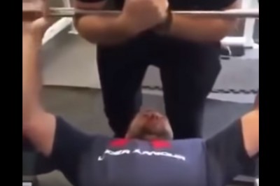 Nigdy nie ufaj asekuracji podczas treningów. Ten gość mocno tego pożałował :D