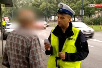 Nerwowy „Janusz” przyczepił się do operatora kamery podczas kontroli policji