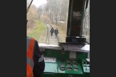 Maszyniści straszą dziewczyny na torach. W portkach musiały mieć pełno