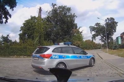 Policjanci polowali na stłuczkę? Nagranie z dziwnego zachowania na skrzyżowaniu