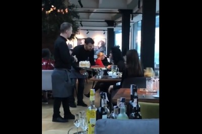 Tego się nie spodziewały. Dwóch kelnerów kontra dwie niezadowolone dziewczyny