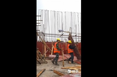 Patrz Andrzej jak to się robi. Edek na budowie pokazuje swoje taneczne kroki