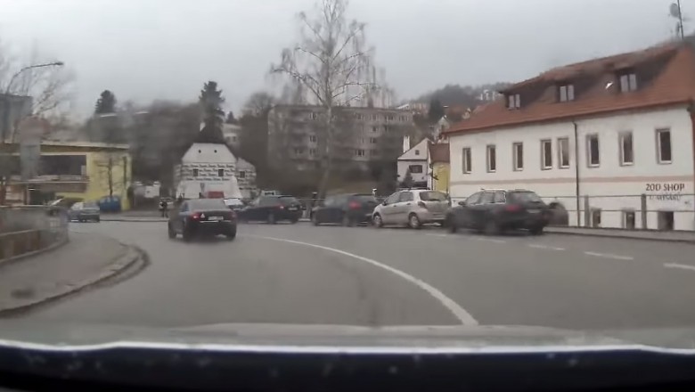 Pościg czeskiej policji za piratem drogowym w Audi. To się nie mogło inaczej skończyć