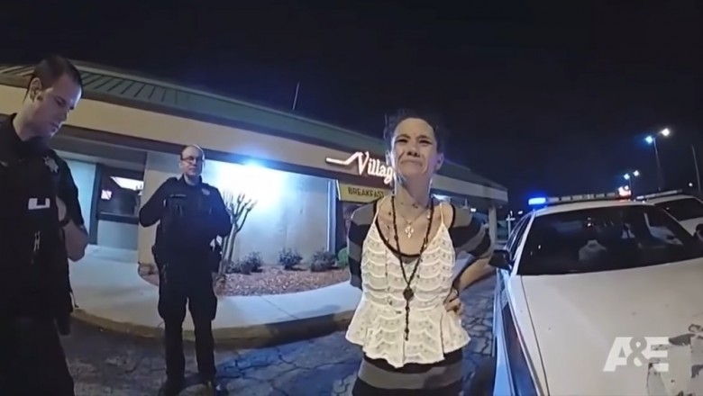 Nagranie jak dziewczyna zawinęła radiowóz policjantowi. Byli mocno zdziwieni