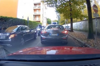Wpadli na cały oddział policjantów na motorach! Pech cwaniaków za kierownicą
