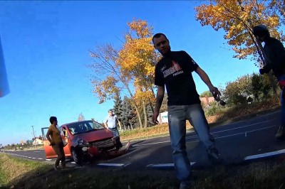 „Bo żeście zaczęli hamować bardzo szybko”. Janusz z Grażyną wjeżdżają w motocyklistę pod Iławą