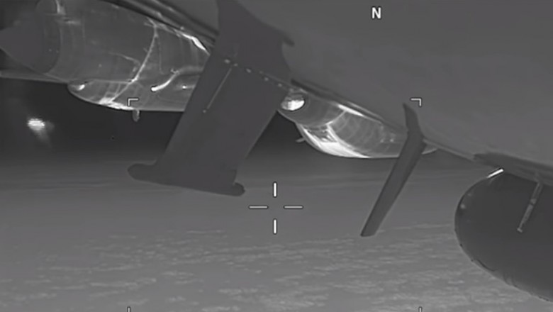 Rosyjski myśliwiec wywołuje turbulencje przelatując obok amerykańskiego samolotu