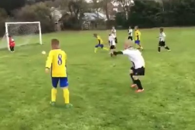 Tatuś roku nie pozwolił by jego syn wpuścił gola. Prawdziwe poświęcenie 