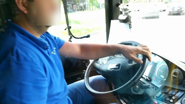 Kierowca MZK Toruń wyrzuca odliczone pieniądze za bilet na podłogę