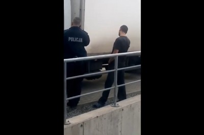 Kompletnie wygięty kierowca ciężarówki nagrany na rozładunku. Policja była na miejscu