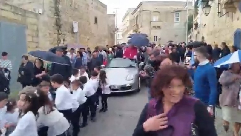Dzieciaki na Malcie holowały Porsche Boxtera. Najdziwniejsza procesja jaką widziałem