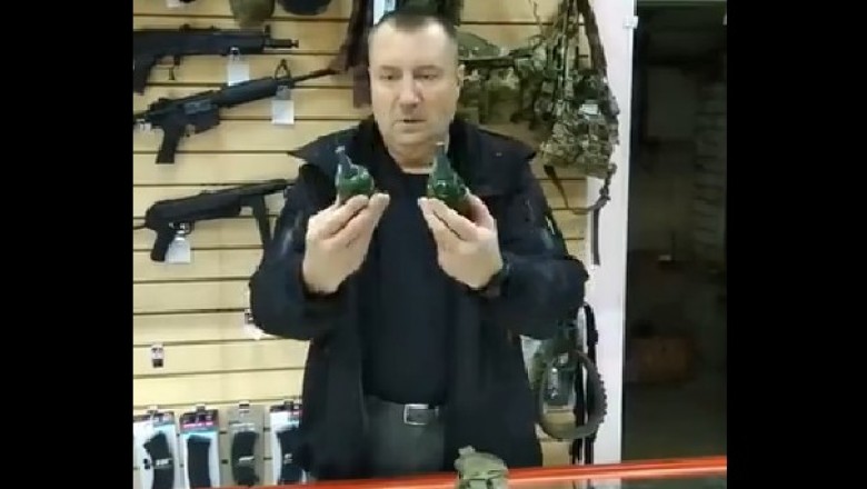 Gość i jego prezentacja granatu w sklepie. Tak tego lepiej nie robić