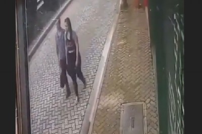 Pędzące auto kontra chłopak z dziewczyną. To jest dopiero oszukać przeznaczenie 