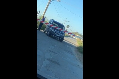 Janusz chciał zatrzymać pociąg na przejeździe. Zaczął do niego machać