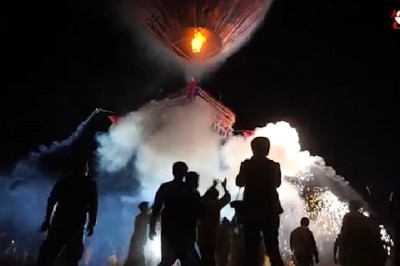 Ogromne ilości palących się fajerwerków wpadły w tłum na festiwalu