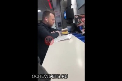 Janusz się wkurzył i cisnął żarciem w ekspedientkę w restauracji