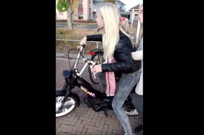 Dwie blondyny pod szkołą dają popis jazdy na skuterze. Daleko nie ujechały